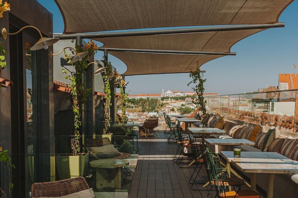The Lumiares Hotel & Spa - Small Luxury Hotels Of The World Lizbona Zewnętrze zdjęcie The rooftop bar at the Hotel Sir Adam