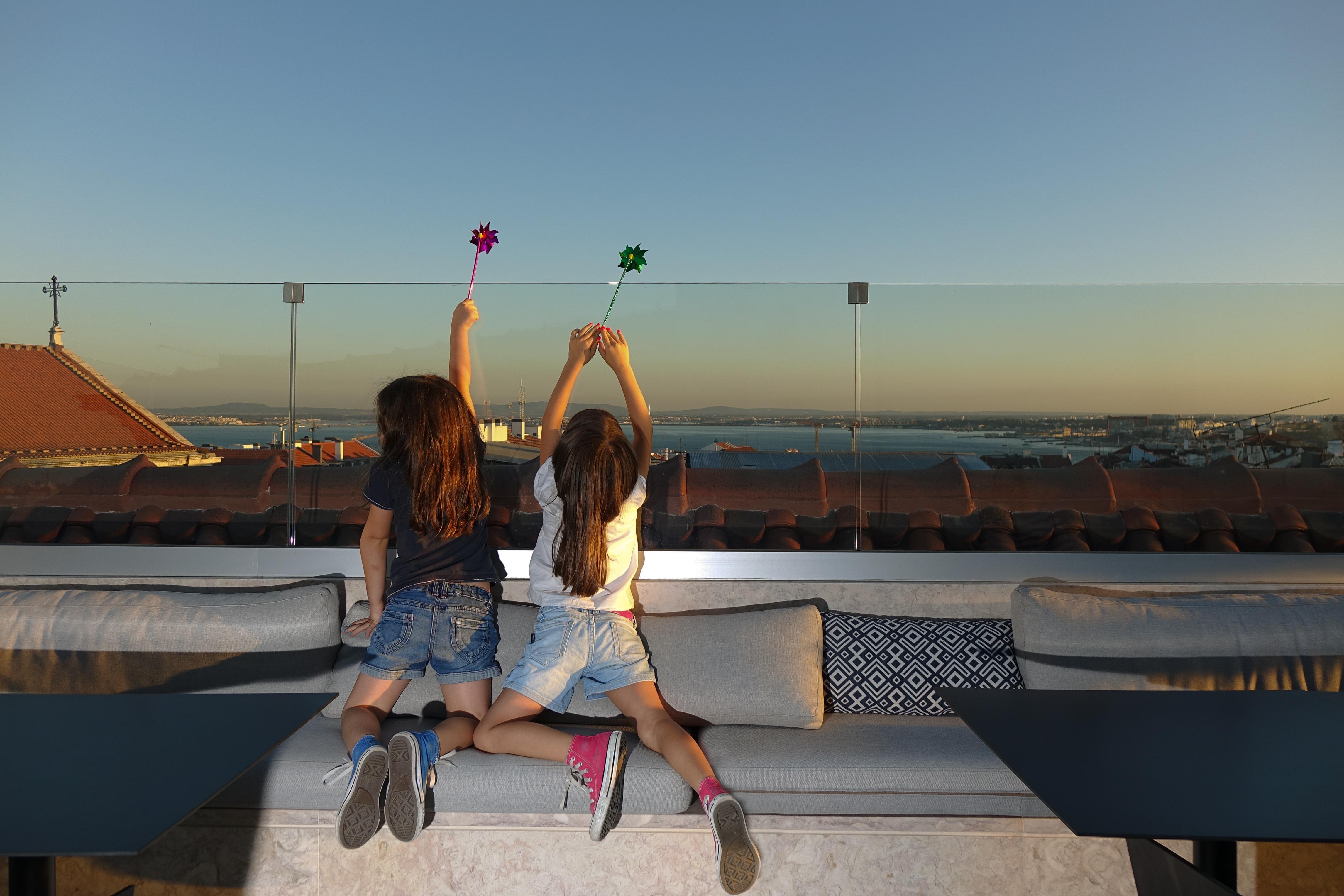 The Lumiares Hotel & Spa - Small Luxury Hotels Of The World Lizbona Zewnętrze zdjęcie Two girls playing with the yo-yo